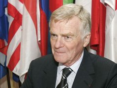 Мозли се извини, няма намерение да подава оставка