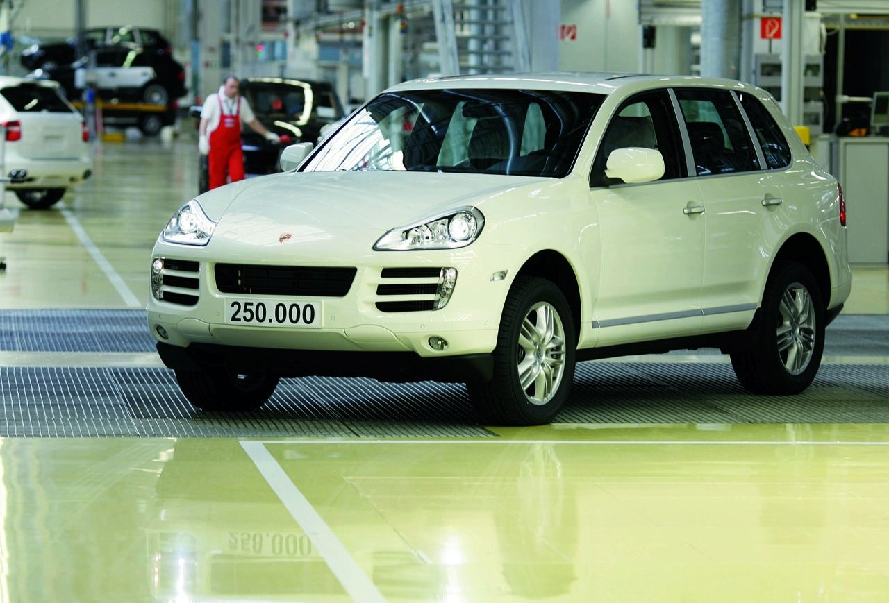 1236360866250000th-porsche-cayenne-diesel-model-rolls-off-production-line