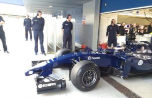 Катерам с екстремно решение за носа на новия CT05, Уилямс FW36 също излезе на писта