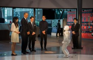 ASIMO поздравява президента на САЩ Барак Обама