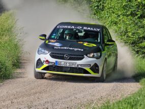 Лоран Пелие с навигатор Тиери Салва от отбора на Saintéloc Racing  е победителят в първия старт на ADAC Opel e-Rally Cup