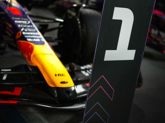 Ред Бул RB19