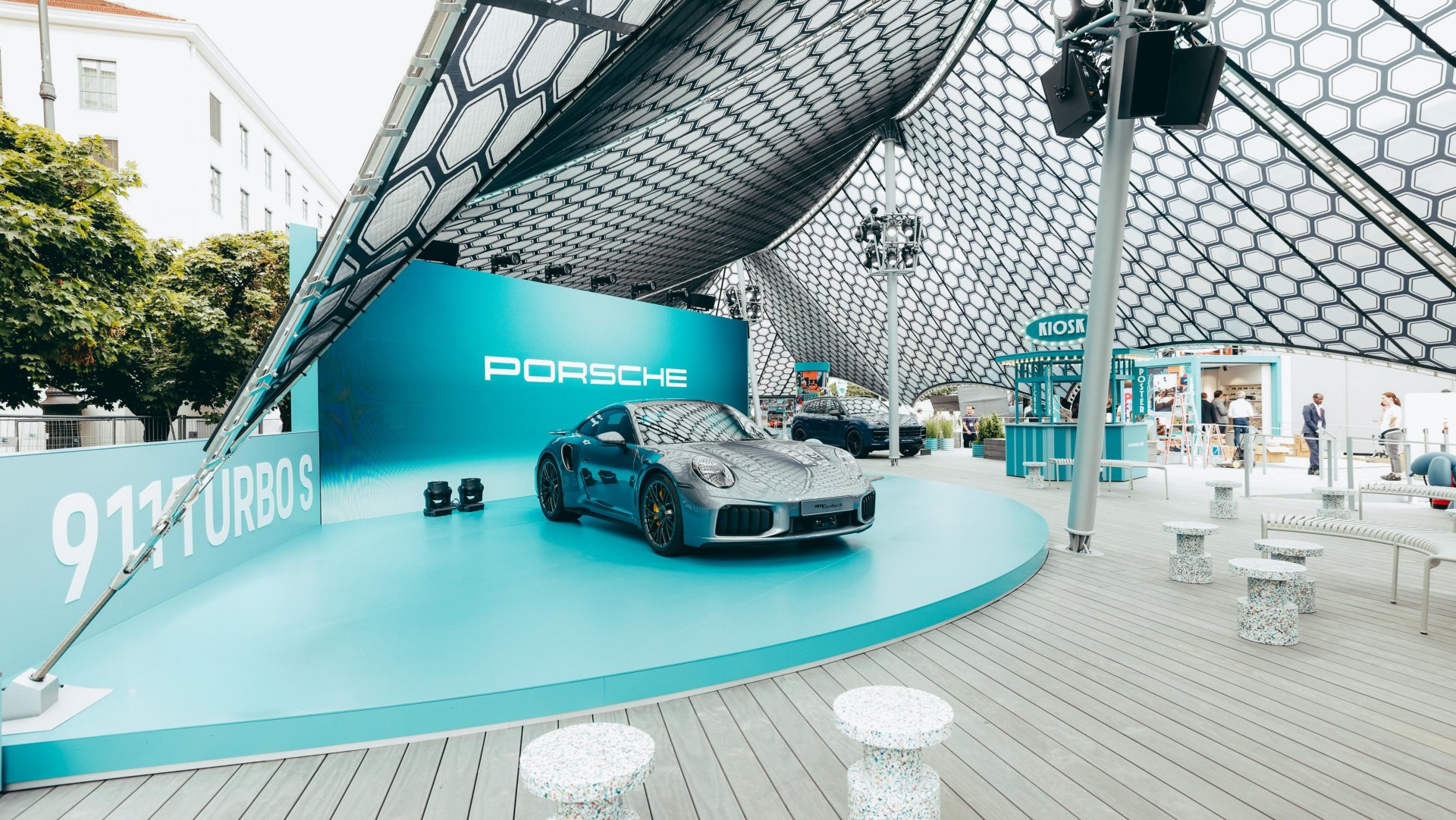 Сред експонатите е и световната премиера на новото Porsche 911 Turbo S