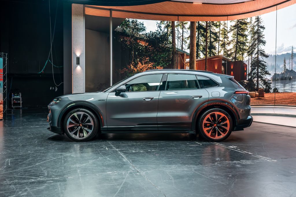 Cayenne Electric, предпремиера в София