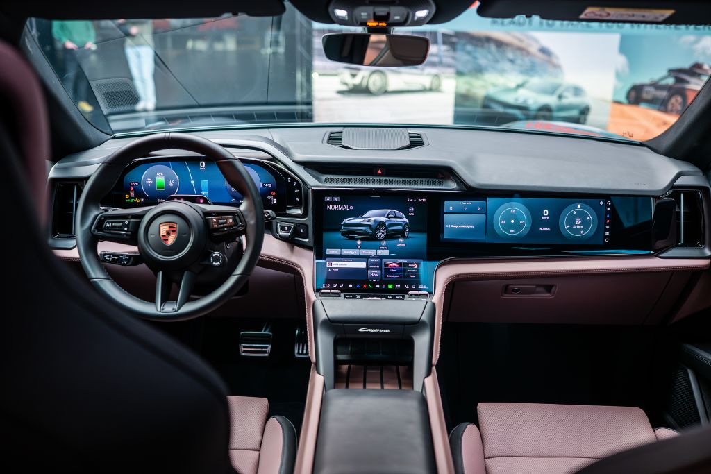 Cayenne Electric, предпремиера в София
