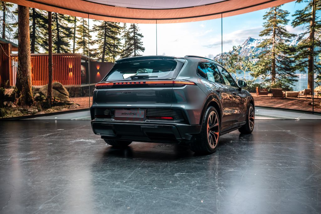 Cayenne Electric, предпремиера в София