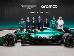 Астън Мартин AMR26