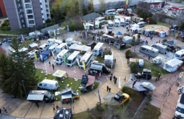 Приключенски уикенд в София: Премиери и иновации на Camping & Caravaning Expo 2026 Панорамен изглед от дрон на Camping & Caravaning Expo в София Ленд с изложени кемпери и каравани.