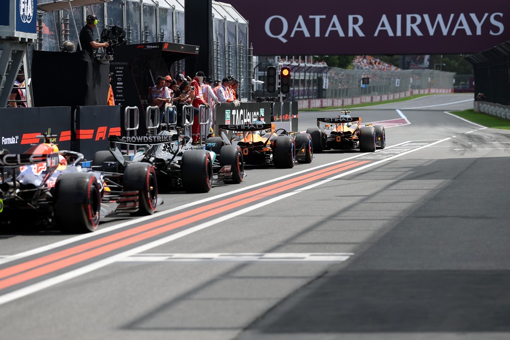 16 Макларън F1, Ред Бул F1, пит, питлейн