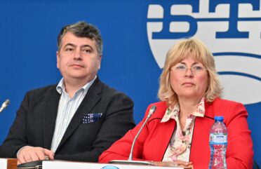 ААП: България се нуждае от спешна национална стратегия за устойчива мобилност Александър Костадинов (председател на УС) и Таня Груева (изпълнителен директор) по време на представянето на проучването на ААП
