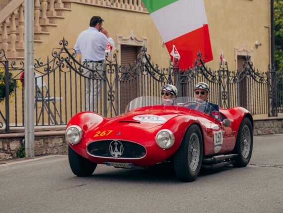Maserati отбеляза 100-годишнината на Тризъбеца на 1000 Miglia 2026 Maserati A6 GCS/53