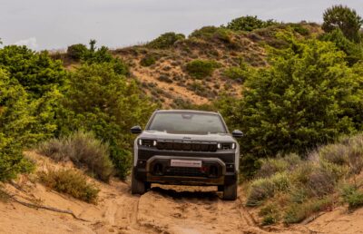 Новият Jeep Compass разширява гамата си с две мощни електрически версии