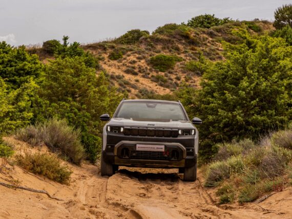 Новият Jeep Compass разширява гамата си с две мощни електрически версии